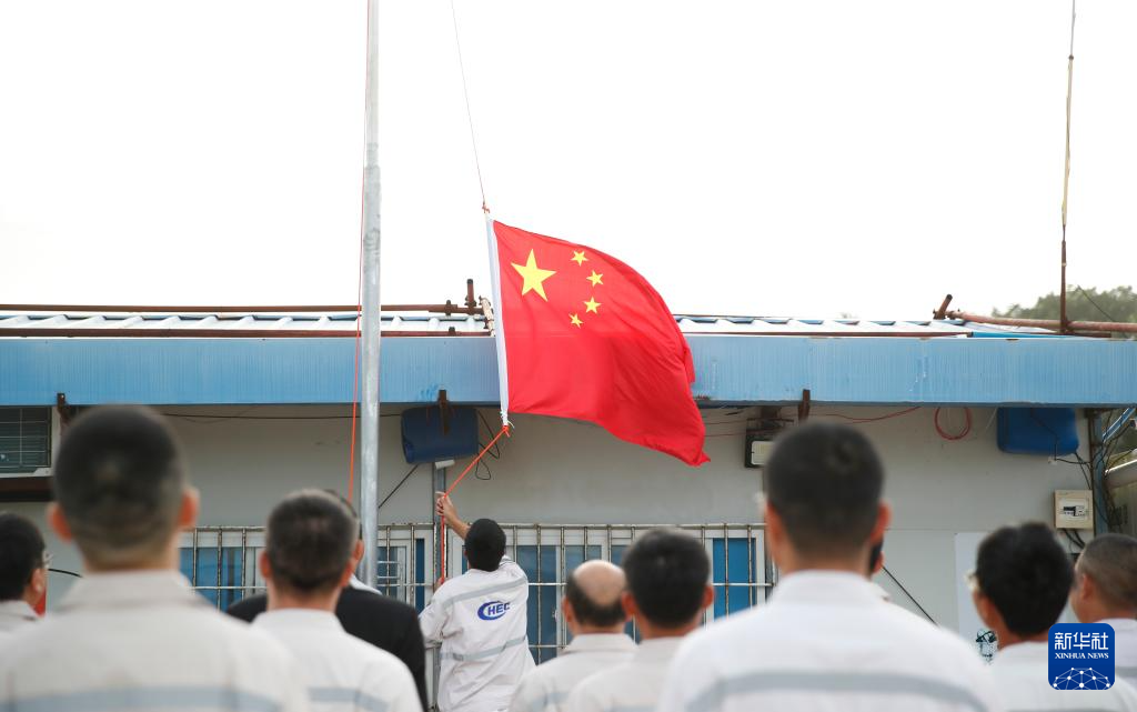 中国驻瑙鲁使馆复馆小组办升旗式　五星红旗时隔19年再在当地升起