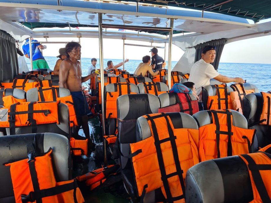 乘船出海钓鱼撞暗礁 12游客3船员手牵手获救