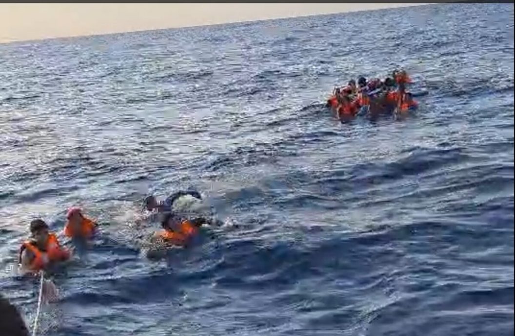 乘船出海钓鱼撞暗礁 12游客3船员手牵手获救