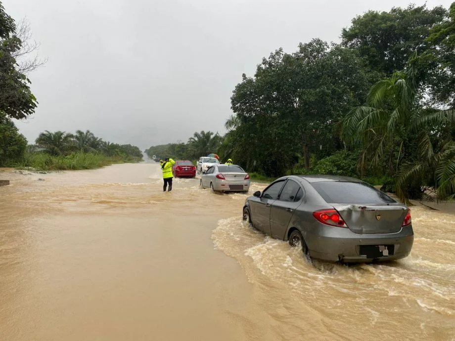 水位高涨，哥打丁宜4路段暂不允车辆通行，垦殖区住宅水淹4公尺