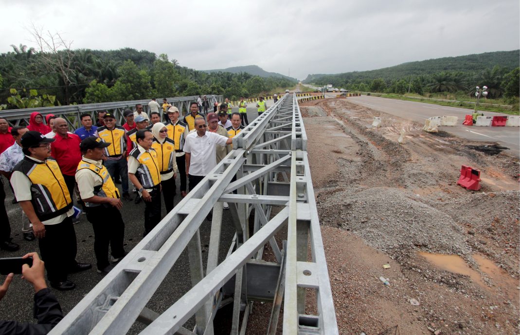 工程部副部长拿督斯里阿末马斯兰巡视在关丹联邦公路往返昔加