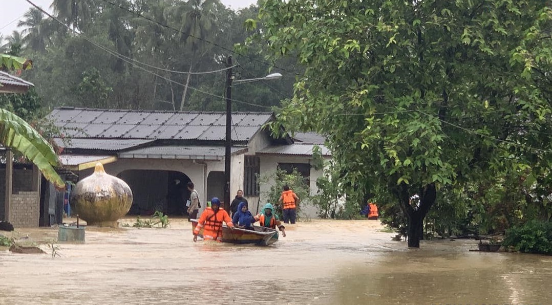 全：吉兰丹第4波水灾来袭，连日大雨导致巴西富地部分地区淹水。