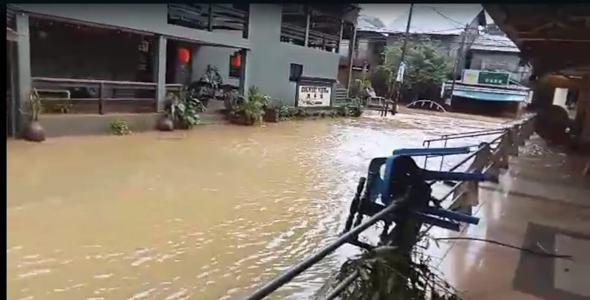 全：林明山镇雨一直下，导致该处沦为水城，截至中午12时，有171人被安置在2个疏散中心。