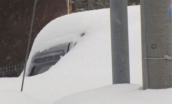 北海道大雪冰封小货车 男子僵毙司机座