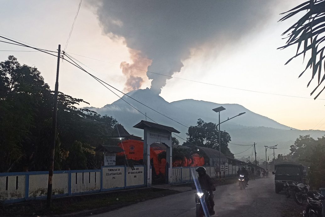 印尼东部火山喷发 机场关闭撤逾2200人