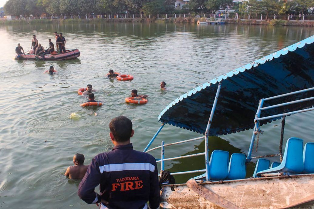 印度游湖船疑超载翻覆 至少16名师生溺毙
