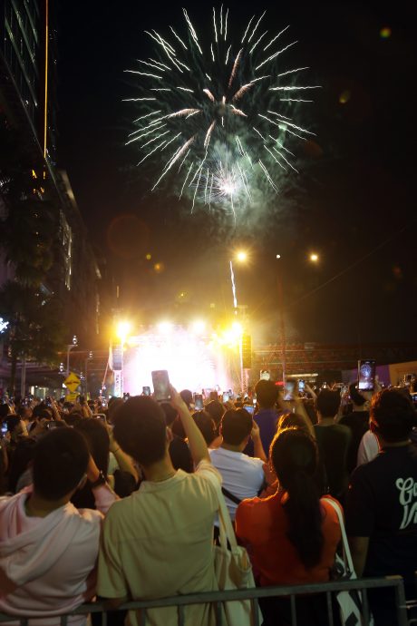 双威伟乐广场燃璀璨烟火 7万人齐迎新年