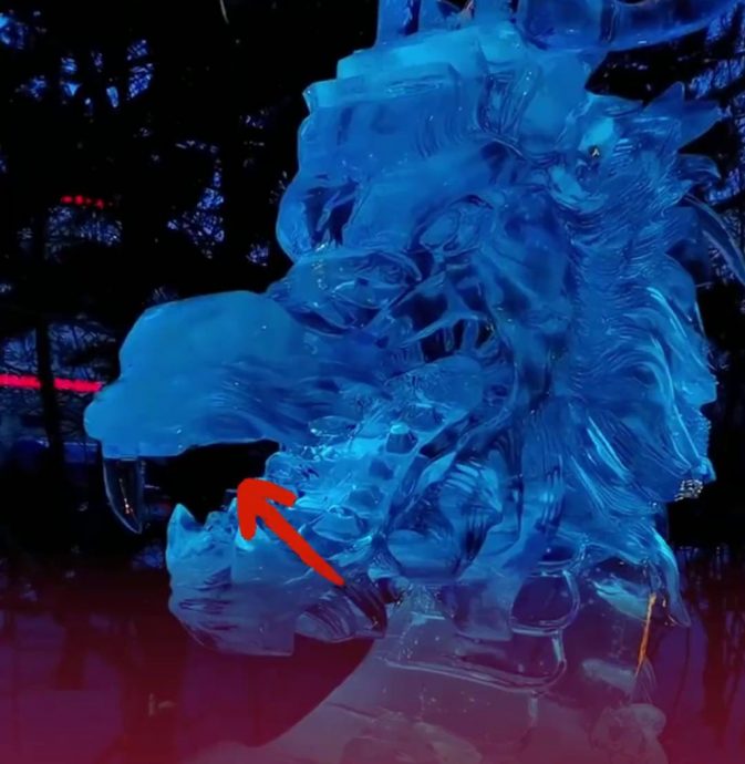 哈尔滨巨龙冰雕被游客“剥牙” 作品曾获金奖