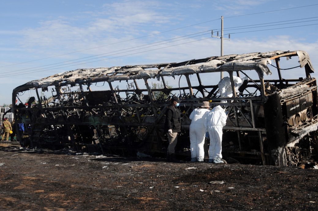 墨西哥巴士与卡车相撞烧成废铁 19人死亡
