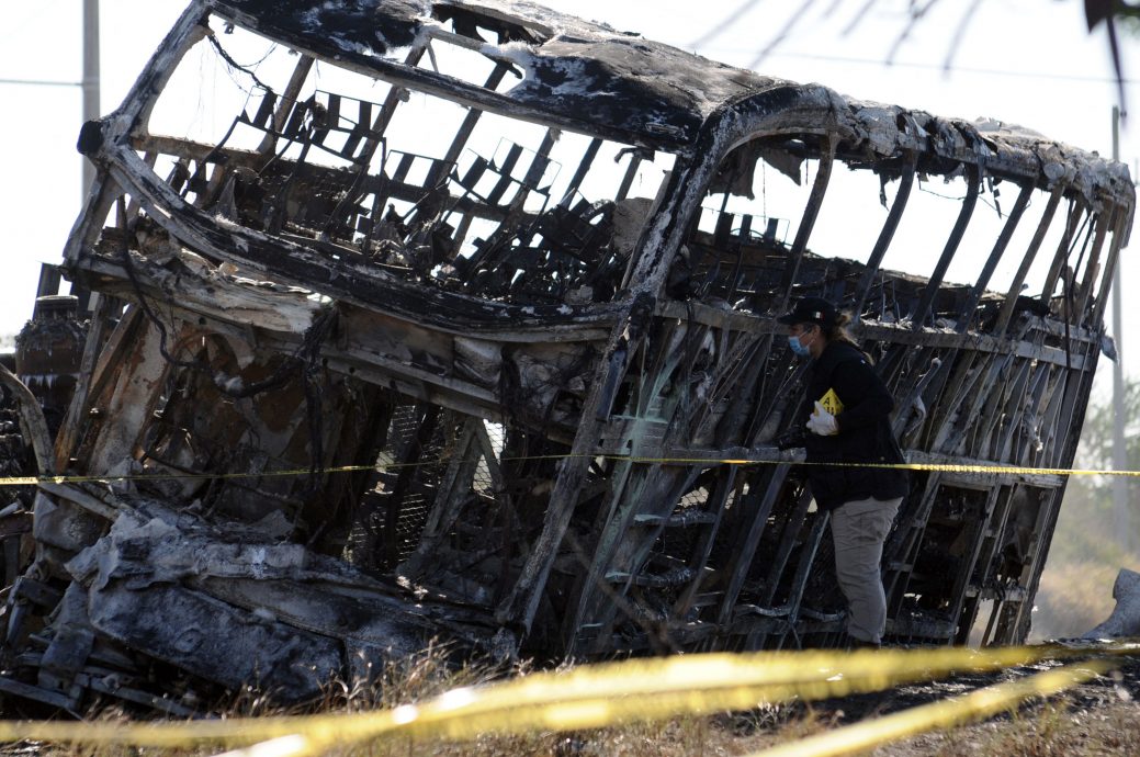墨西哥巴士与卡车相撞烧成废铁 19人死亡