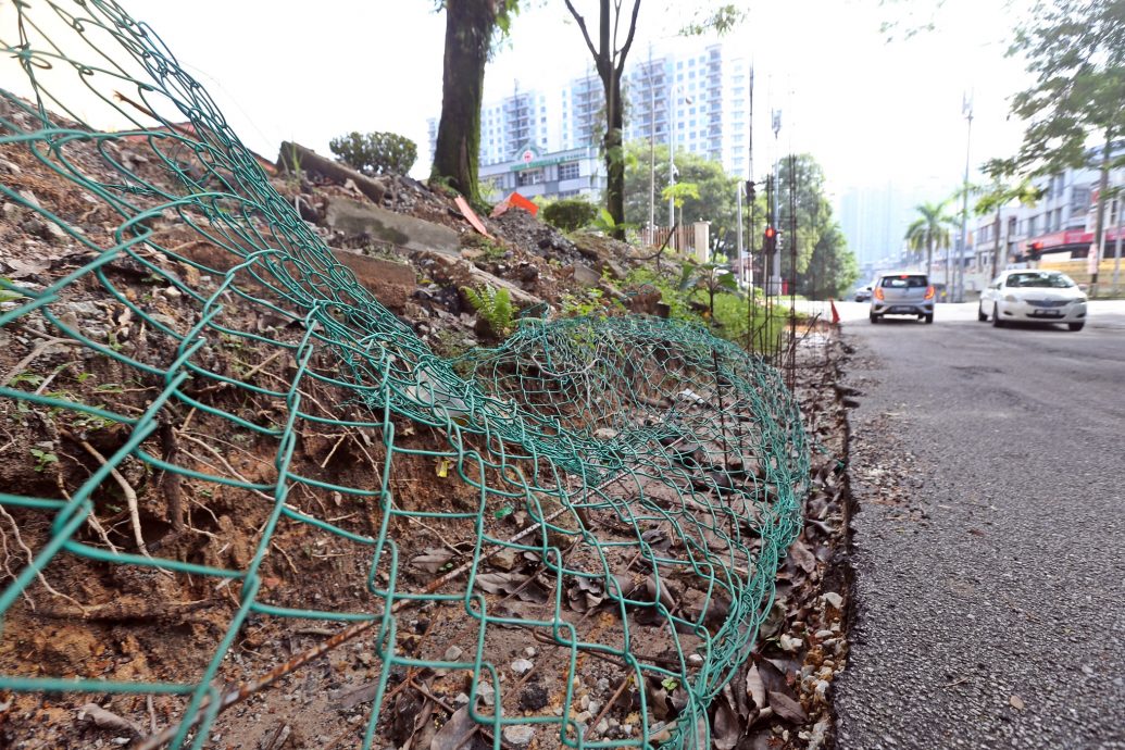 大都会 /ME03头/ 吉隆坡快乐花园士乐沙路围篱工程导致道路失修，变窄 / 6图