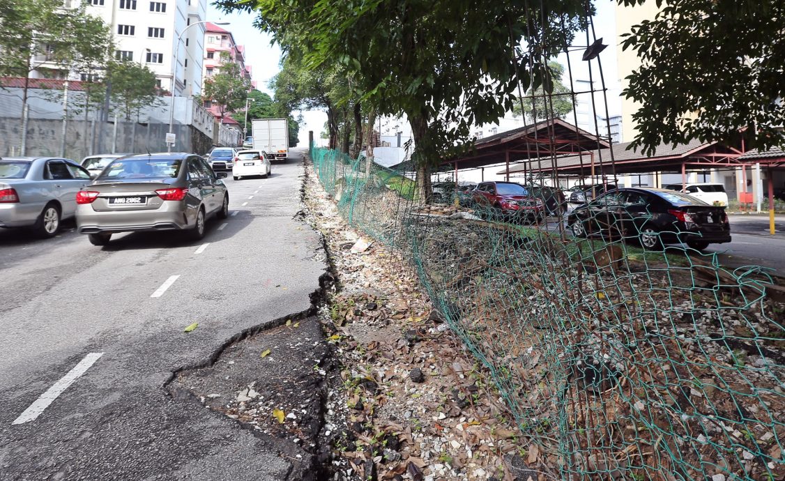 大都会 /ME03头/ 吉隆坡快乐花园士乐沙路围篱工程导致道路失修，变窄 / 6图