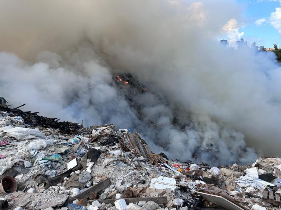 大都会/蕉赖皇冠城非法垃圾场被怀疑遭纵火