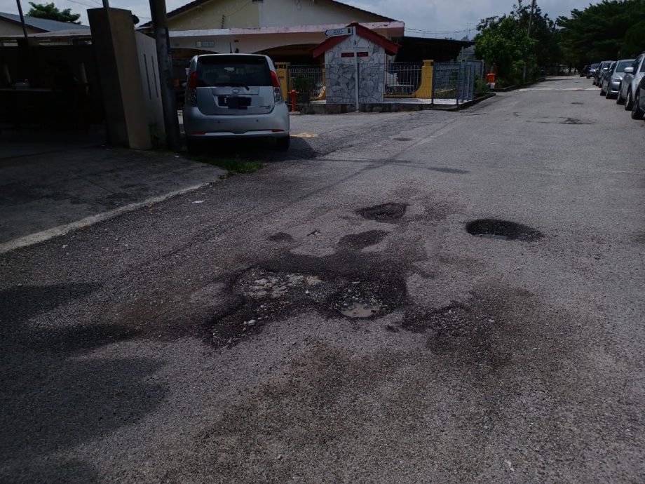 大都会/锡米山地区路洞处处，民众怕“踩地雷”