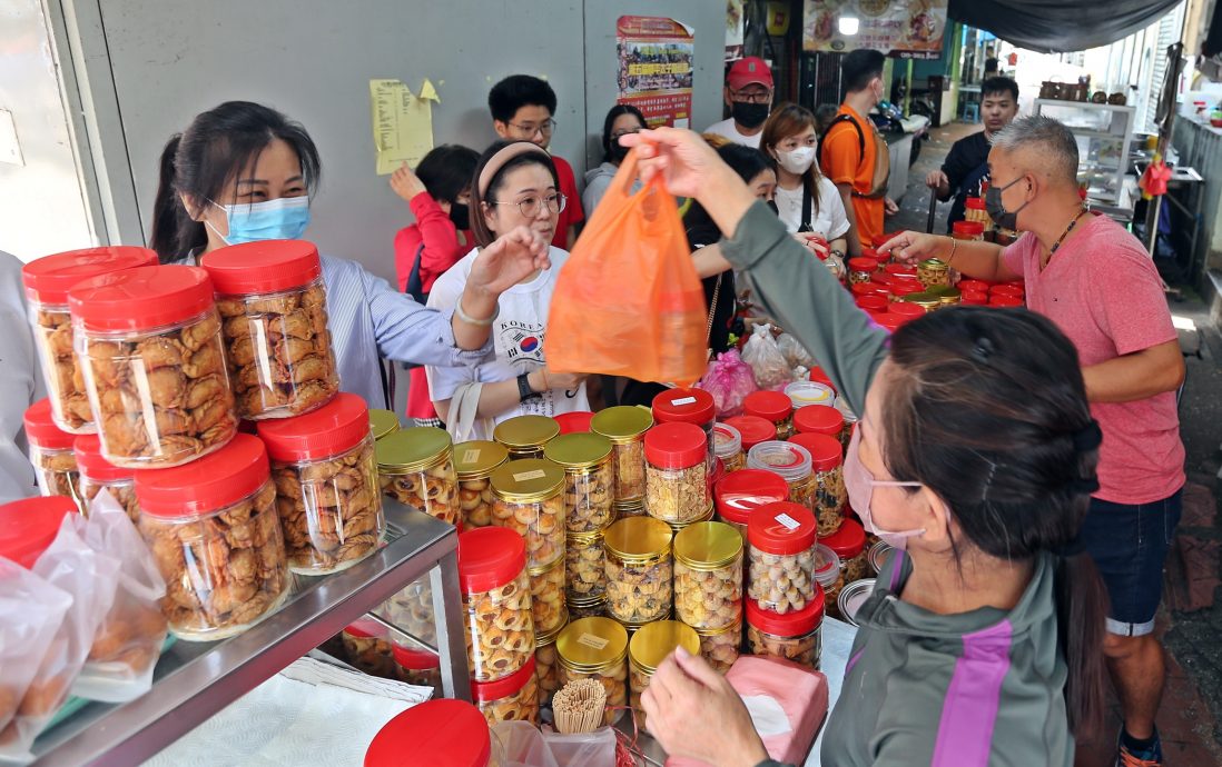 封面-大都会/年饼涨价 小贩薄利多销售卖年饼／多图