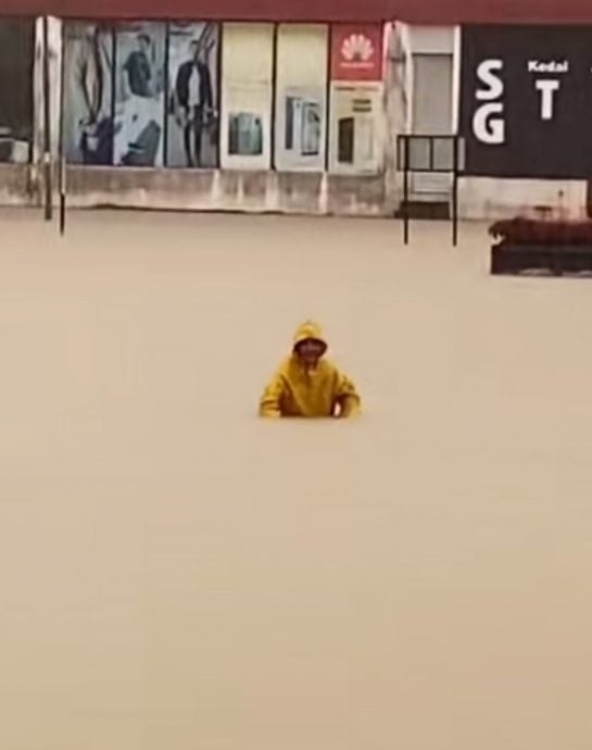**已簽發**柔：家中斷糧了！黃色雨衣男冒險騎腳車越洪水採購