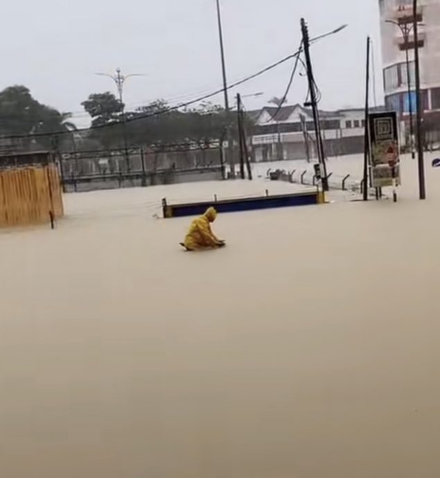 **已签发**柔：家中断粮了！黄色雨衣男冒险骑脚车越洪水采购