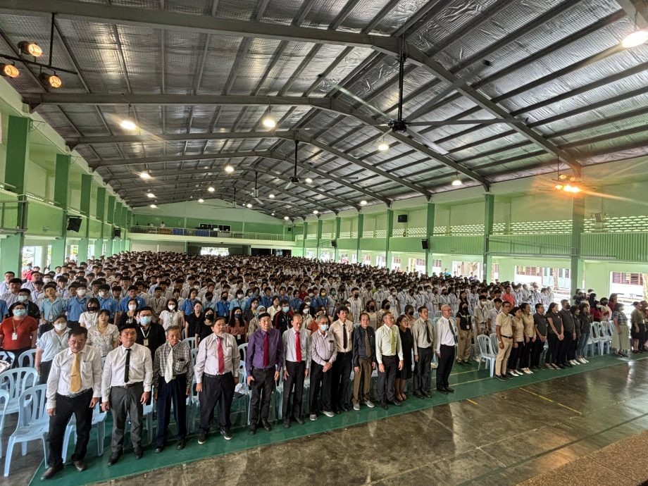 **已签发**柔：教育版头条：峇华仁中学迎239新生，全校学生共1771人