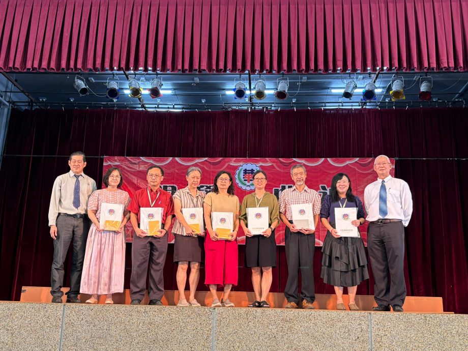 **已签发**柔：教育版头条：峇华仁中学迎239新生，全校学生共1771人