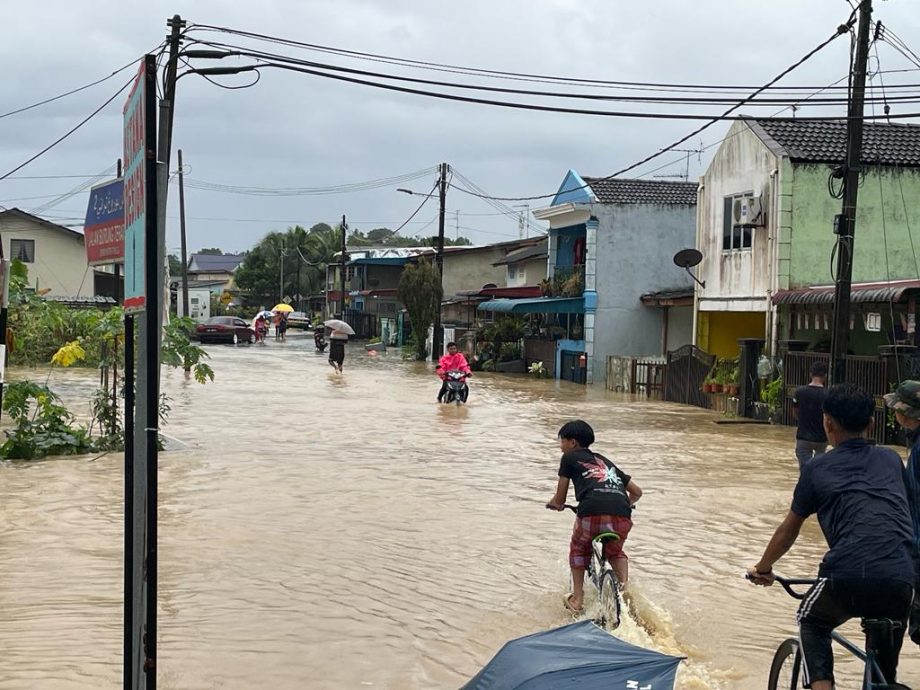 **已签发**柔：豪雨致河水泛滥，29人分迁巴西古当及乌鲁地南民众礼堂