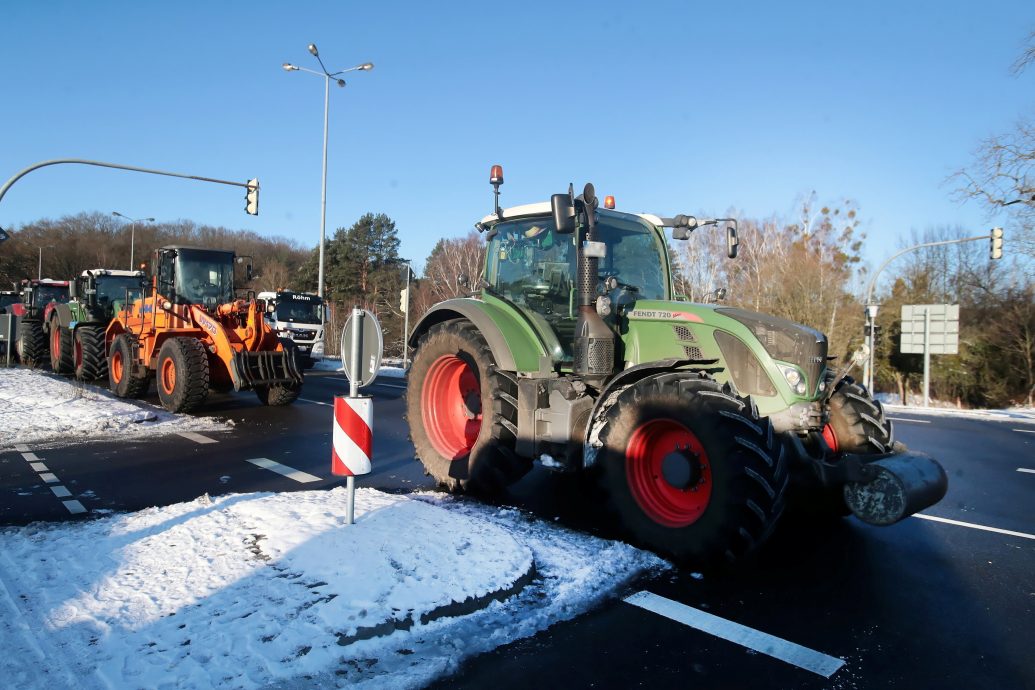 德国农民封锁高速公路连外道 抗议取消柴油税减免