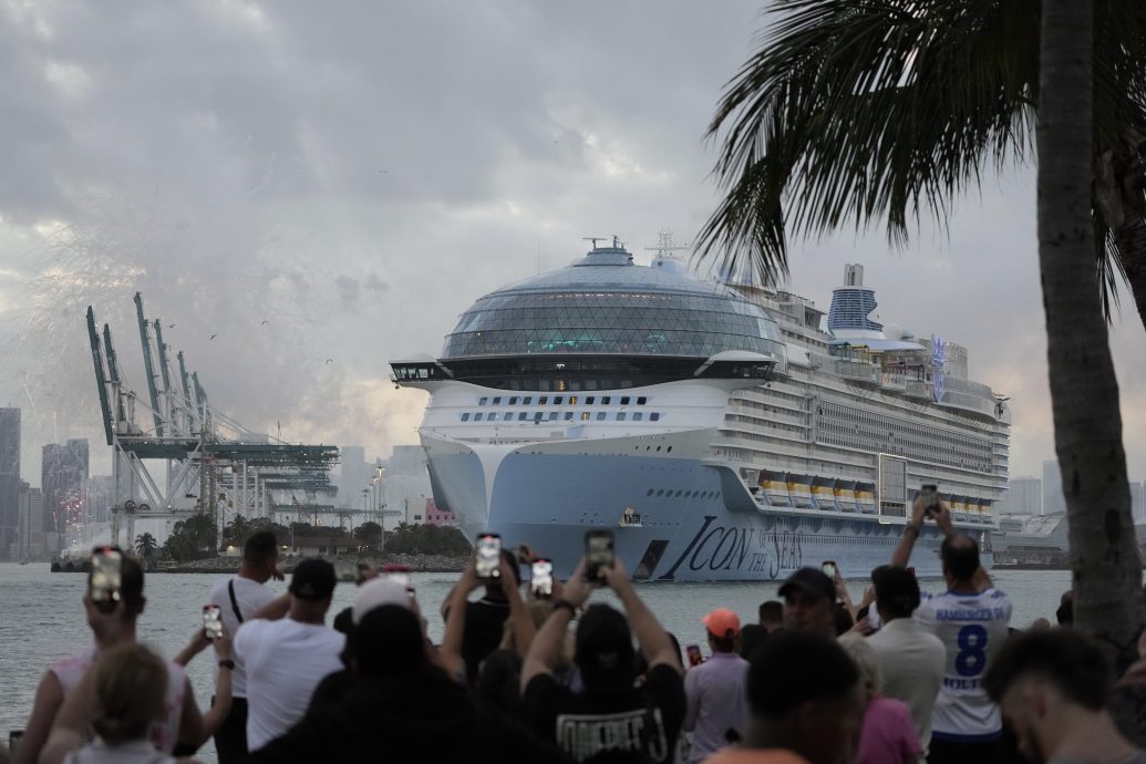 拼盘∕全球最大邮轮“海洋标志号”处女航启程 能载7600名乘客
