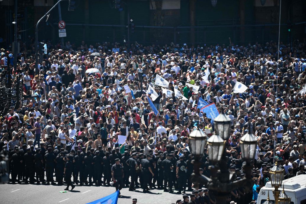 新总统上台45天全国大罢工 阿根廷瘫痪12小时