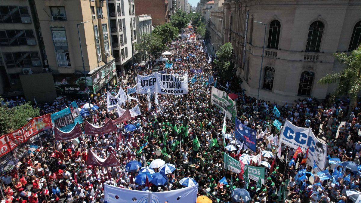 新总统上台45天全国大罢工 阿根廷瘫痪12小时
