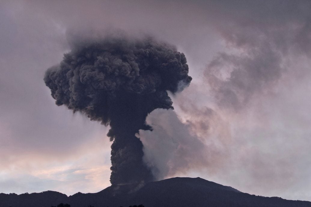 日本印尼冰岛火山同日喷发