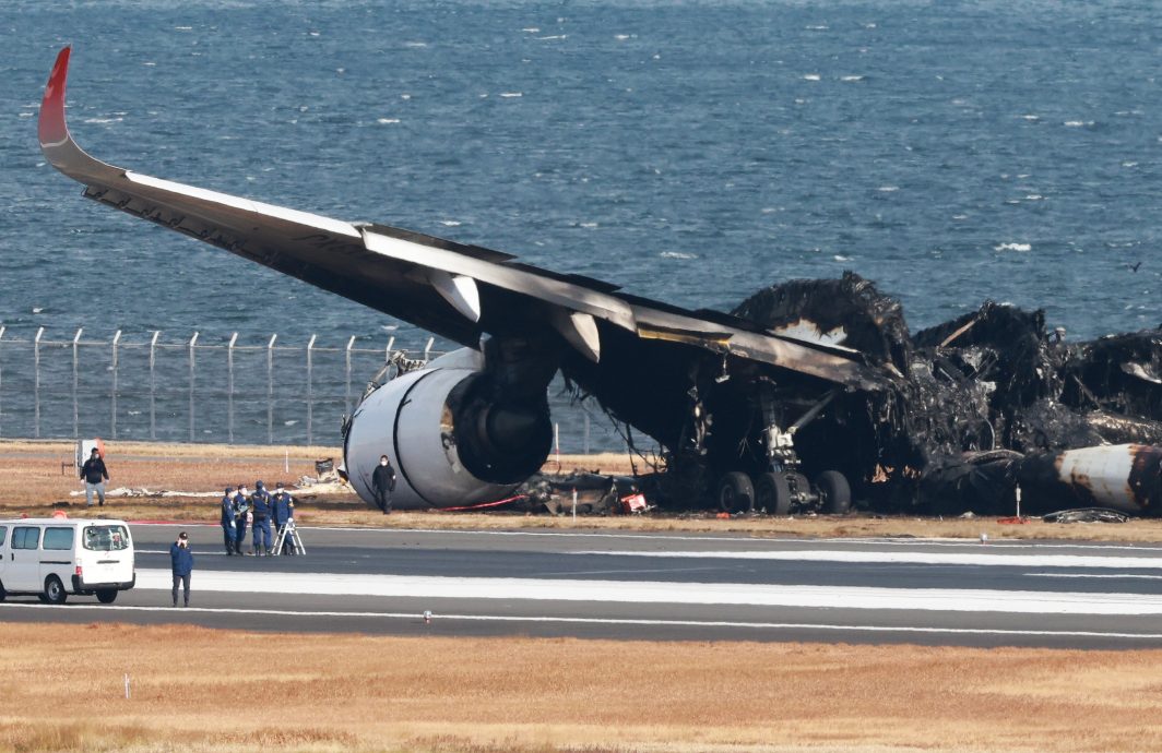 日航擦撞起火「駕駛艙不知情」　空服員自開逃生門救全機