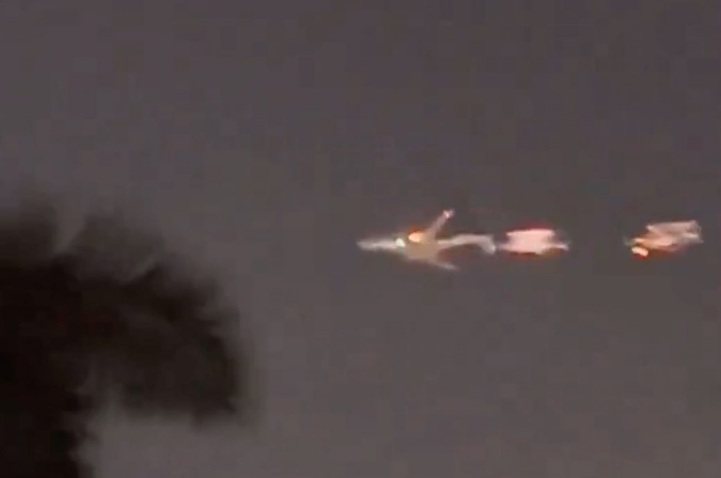 有片∕波音747引擎故障 拖着火焰降迈阿密机场