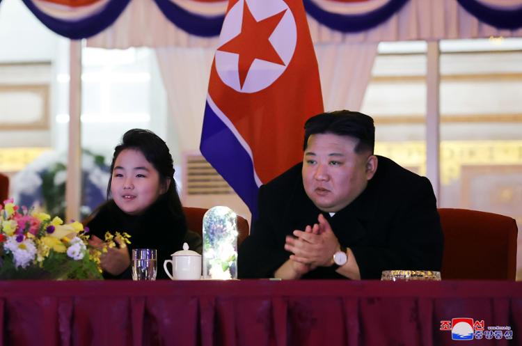 朝鲜跨年晚会万人同欢 金正恩偕妻女出席