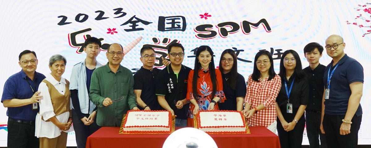 本报〈SPM全国乐学华文班〉结业礼之(一)。访副教育部长,有配图