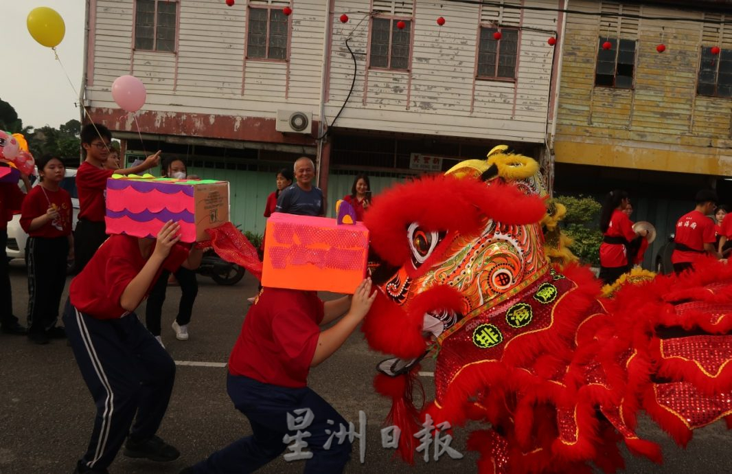 柔︰提自制纸皮舞狮舞龙  学生踩街拜早年