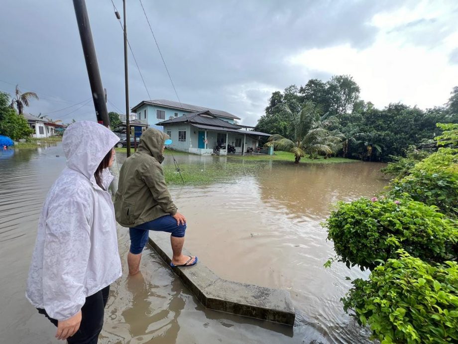 柔： 河水满溢倒灌  ​避兰东新村闪电水灾