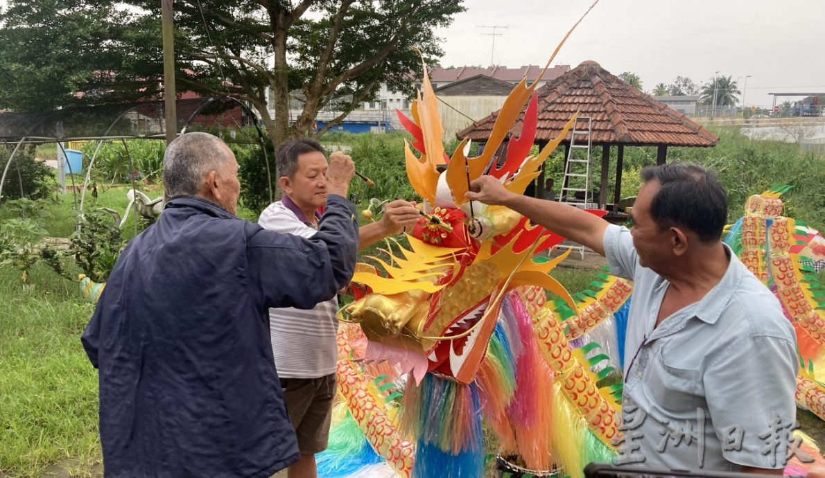 柔：88呎七彩祥龙高挂公园庆新春 添百“龙”百“福”送祝福