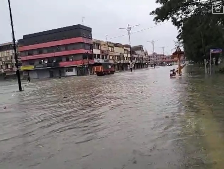 柔：哥打丁宜市区下午开始淹水，道路汪洋一片