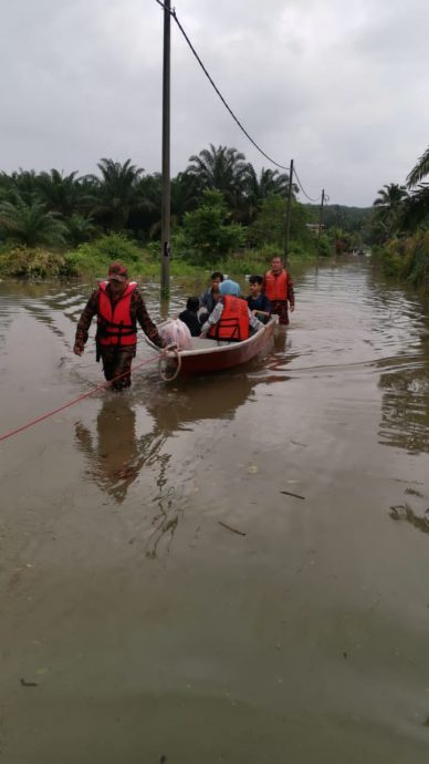 柔：文告：柔马华志工团与地南自愿消防队  出动船只入灾区援助