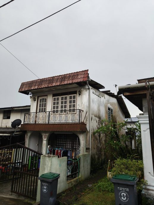 柔：新闻： 午后大雨侵袭  避兰东新村13屋子被掀顶