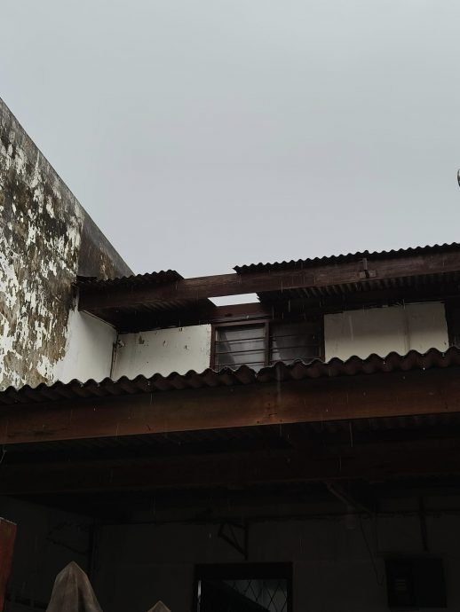 柔：新闻： 午后大雨侵袭  避兰东新村13屋子被掀顶