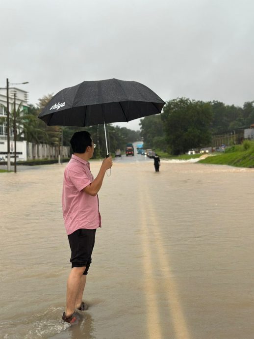 柔：新聞：士乃泗隆路閃電水災，兩處路段暫時關閉