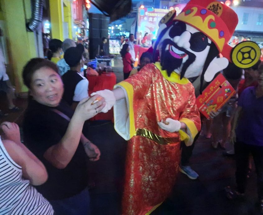 柔：新闻：麻坡贪食街新春亮灯，大红灯笼高挂年味浓