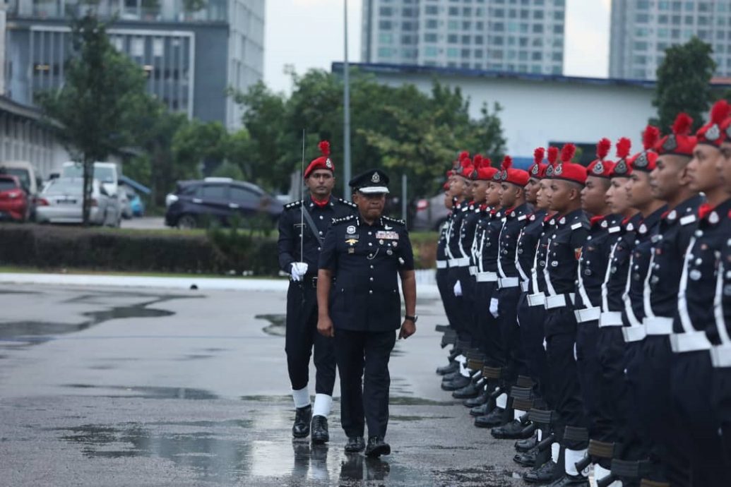 柔：版二次头：雨中欢送荣休一哥，柔佛警队上下三声谢谢