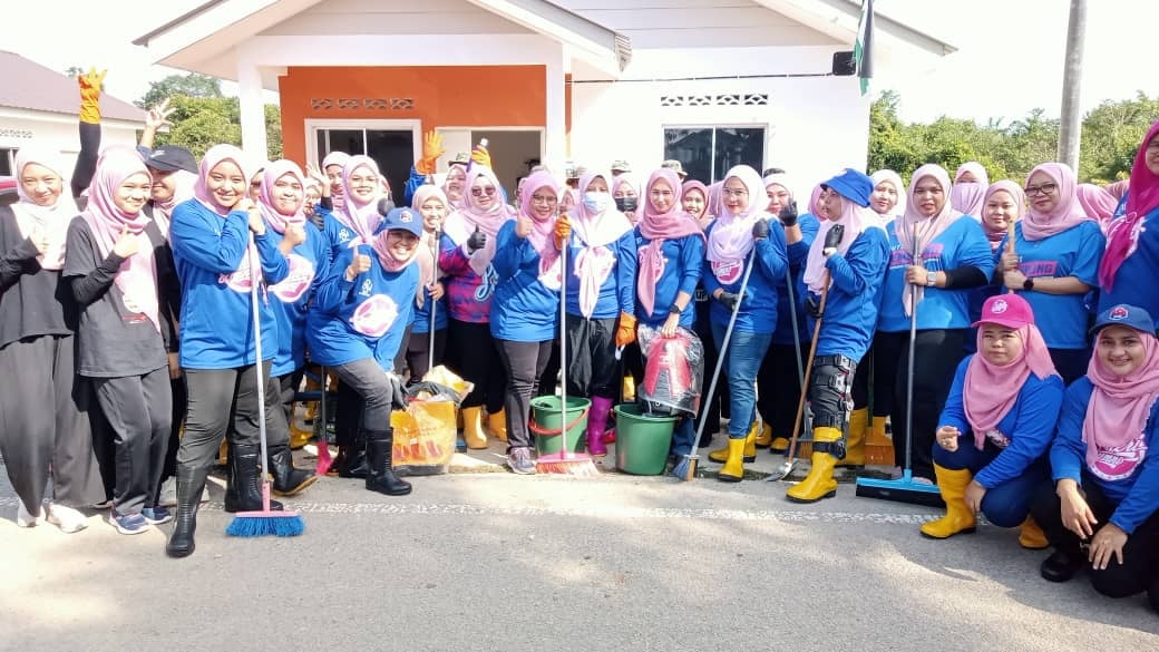 柔：版二：160名女巫青成员协助柔佛灾后清理工作