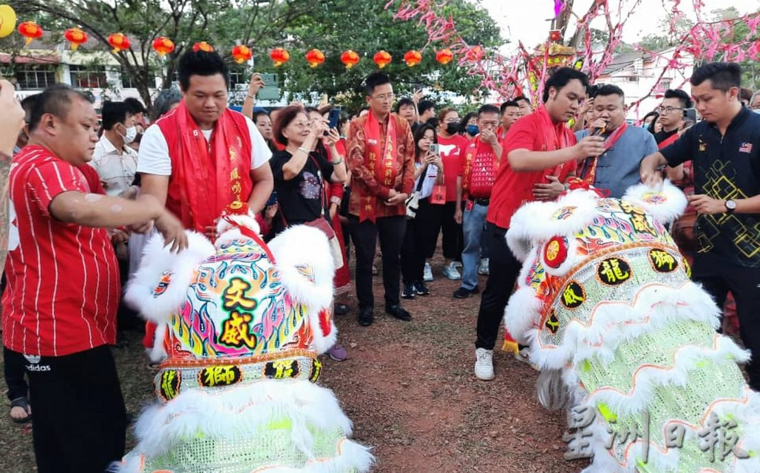 武吉波浪50呎巨龙亮灯 龙造型蔬果捞生开年