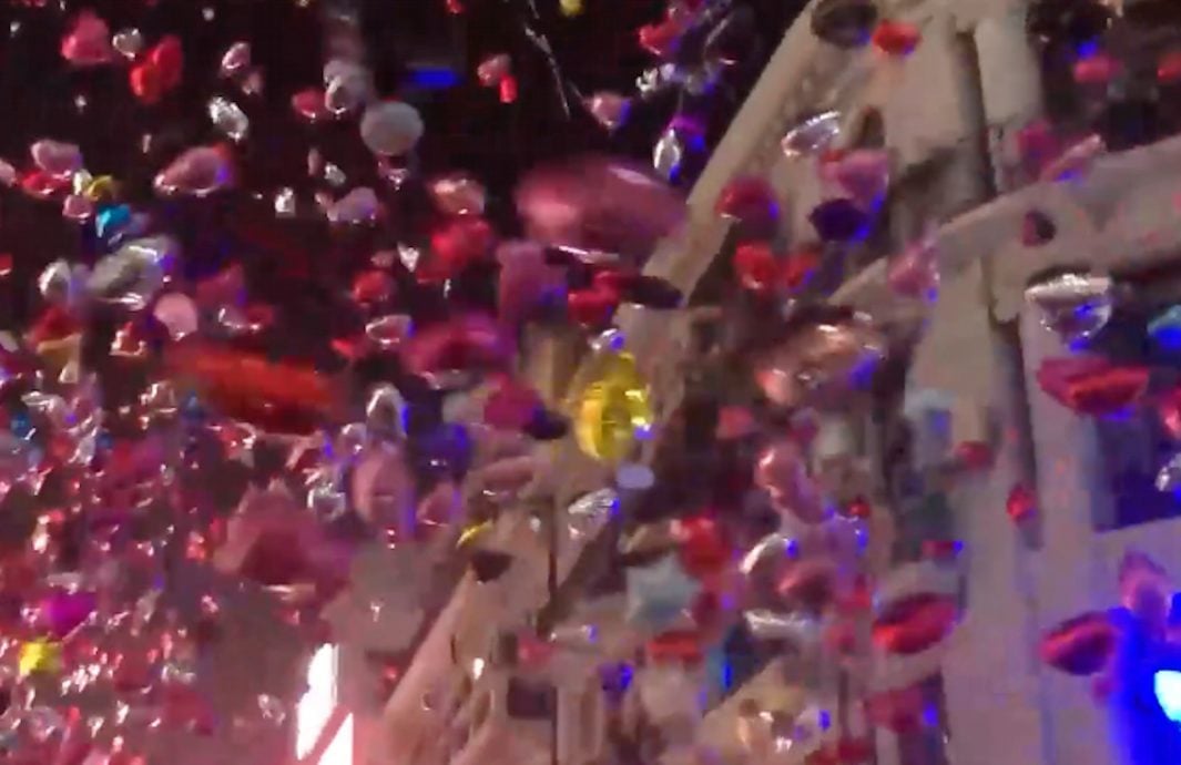 武汉闹市跨年惊魂夜　民众放飞气球触电爆燃　现场尖叫四起
