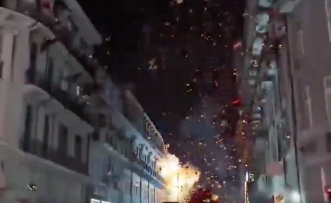 武汉闹市跨年惊魂夜　民众放飞气球触电爆燃　现场尖叫四起