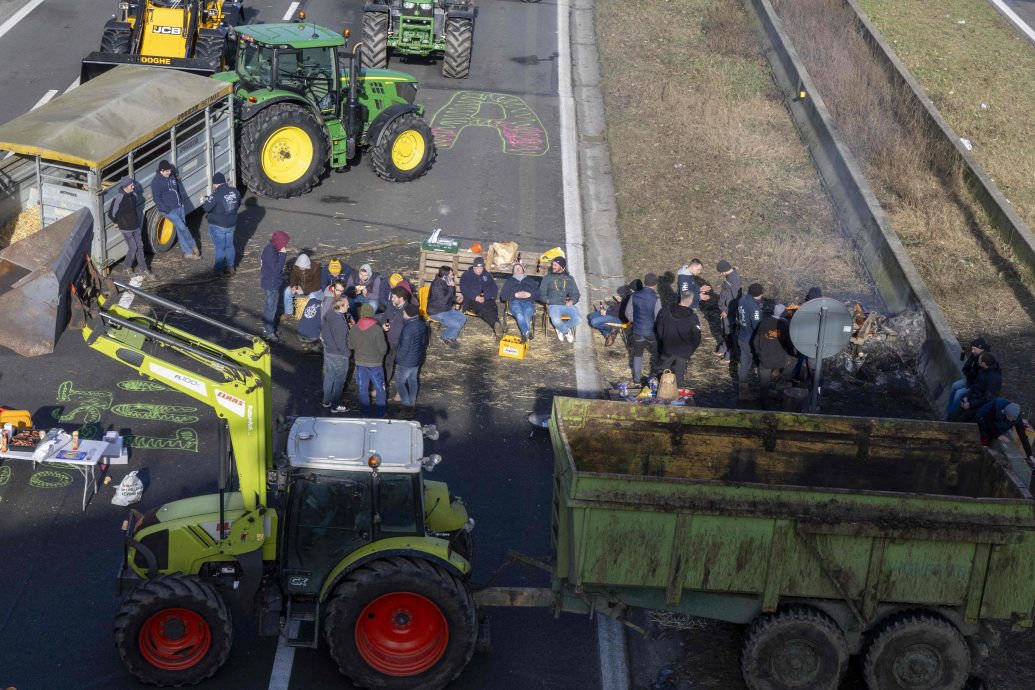 比利时农民不满欧盟农业政策而封路示威