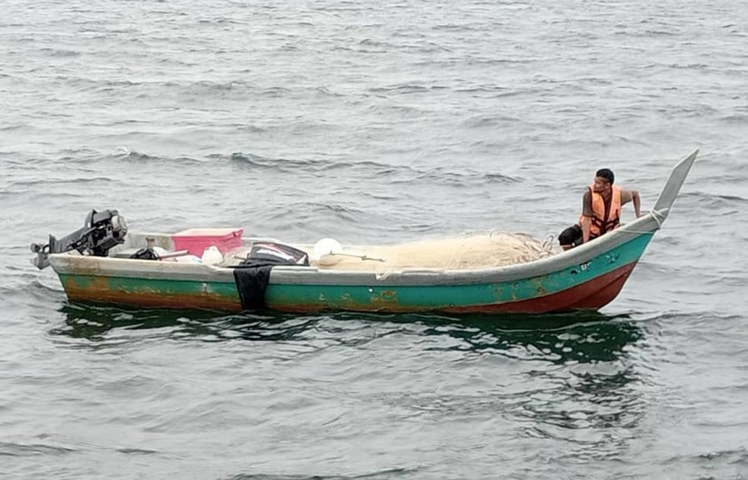 渔船汽油耗尽 在海上漂流渔夫获救