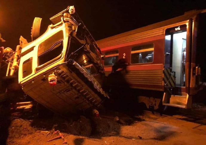 火车与拖格罗里相撞 火车司机当场身亡